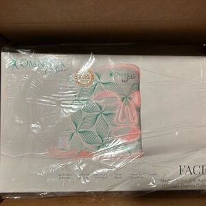 BRAND NEW IN MANUFACTURER BOX Omnilux Contour Face LED Mask